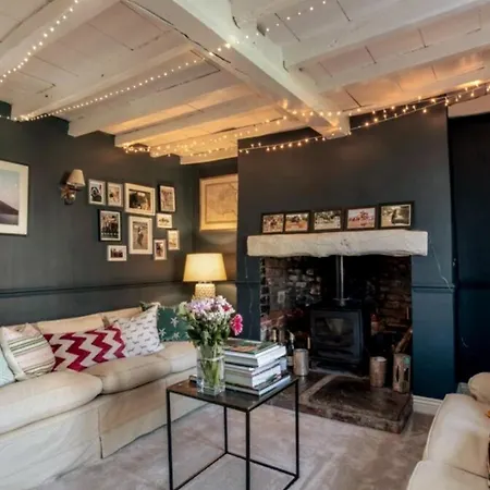 Charming 2bd Near York, Cozy Retreat For 3 *