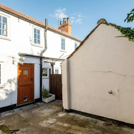Charming 2bd Near York, Cozy Retreat For 3 *