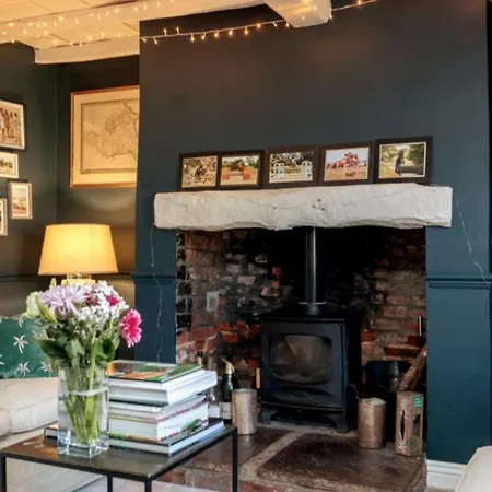 Charming 2bd Near York, Cozy Retreat For 3