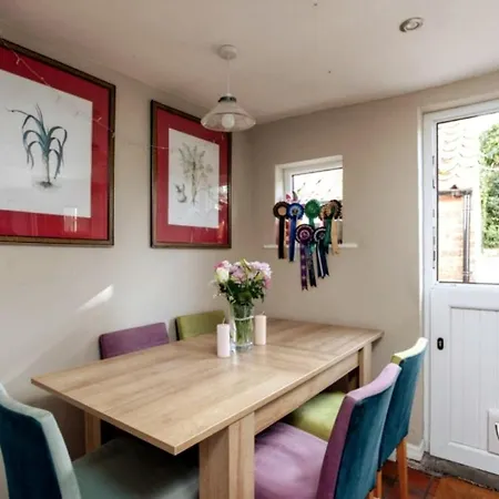 Holiday home Charming 2bd Near York, Cozy Retreat For 3 *