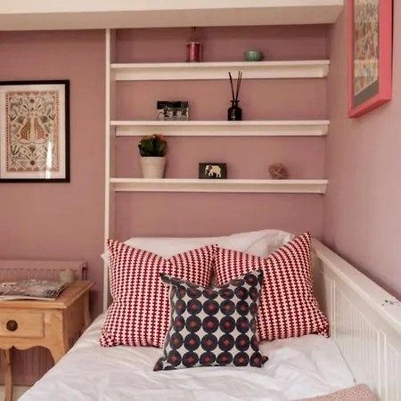Charming 2bd Near York, Cozy Retreat For 3 Holiday home